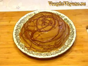 Блинный торт с заварным кремом, шоколадом и яблоком в карамели