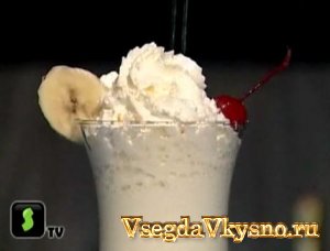 Видео рецепт приготовления молочно-бананового коктейля