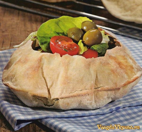 Хлебная миска с легким салатом
